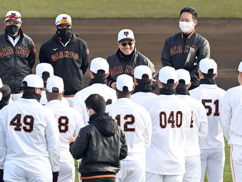 選手を集め笑顔で話をする巨人原監督（撮影・たえ見朱実）