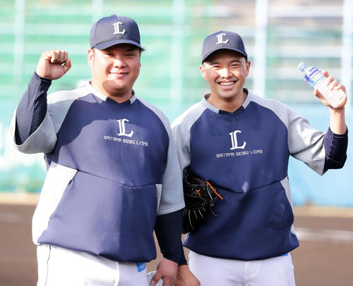 西武春季キャンプ第2クール4日目、早出組でノックを終えた渡部（左）と呉念庭は笑顔でガッツポーズ（撮影・浅見桂子）
