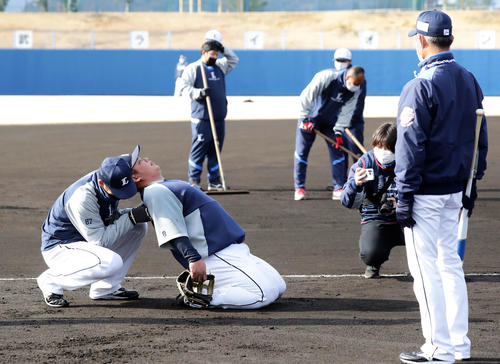西武春季キャンプ第2クール4日目、早出組でノックを終えた渡部（中央）はストレッチする。手前右は辻監督（撮影・浅見桂子）