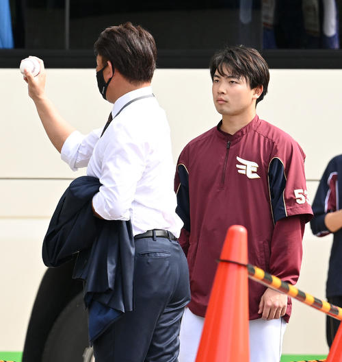 キャンプを訪れた松坂氏（左）から握りを教えてもらう楽天高田萌（撮影・滝沢徹郎）