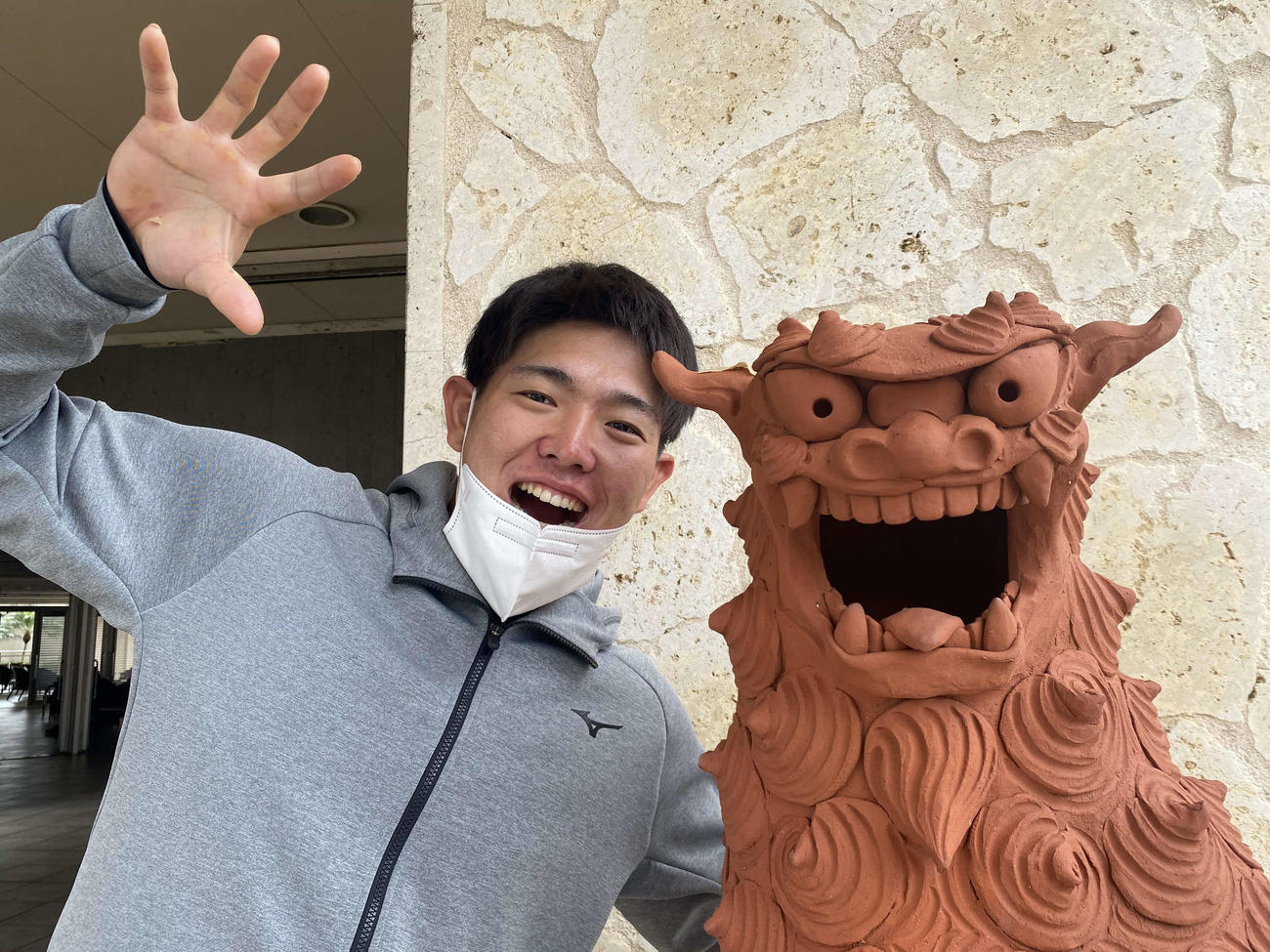 沖縄・石垣島キャンプ休日にシーサーとポーズをとるロッテ安田