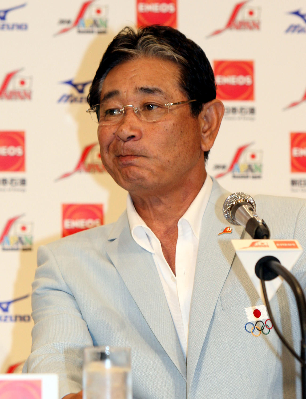 帰国し会見で険しい表情を見せる日本代表監督の星野仙一さん（08年8月24日撮影）