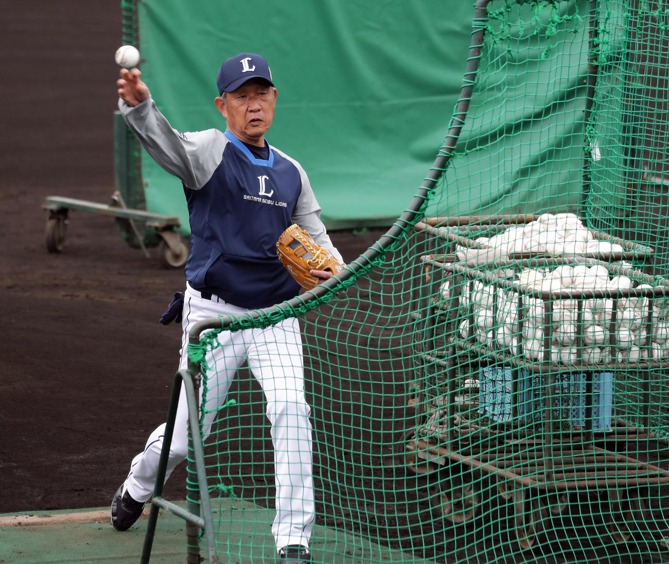 西武春季キャンプ第2クール4日目、居残り特打で打撃投手を務める辻監督（撮影・浅見桂子）