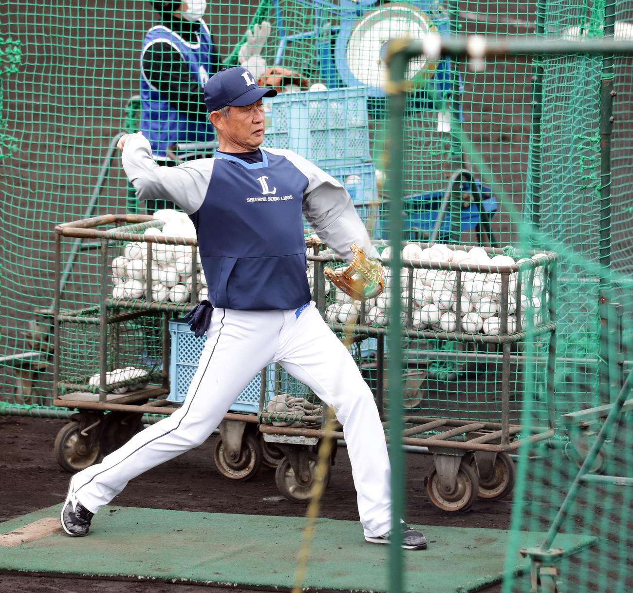 西武春季キャンプ第2クール4日目、居残り特打で打撃投手を務める辻監督（撮影・浅見桂子）