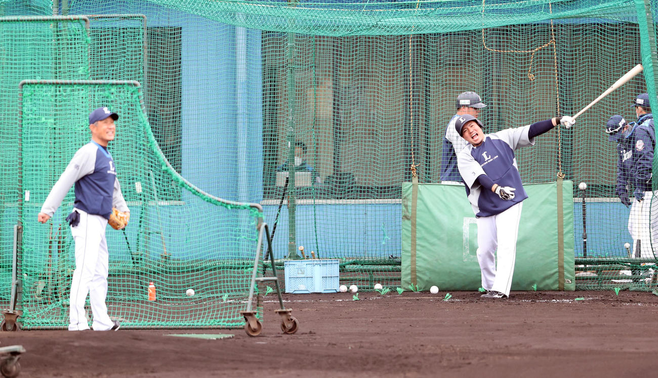 西武春季キャンプ第2クール4日目、居残り特打で、柵越え打を放つ山川（右）。打撃投手は辻監督（撮影・浅見桂子）