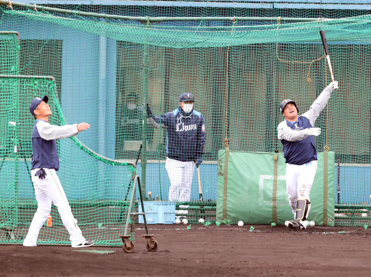 西武春季キャンプ第2クール4日目、居残り特打で、柵越え打を放つ渡部（右）。打撃投手は辻監督（撮影・浅見桂子）