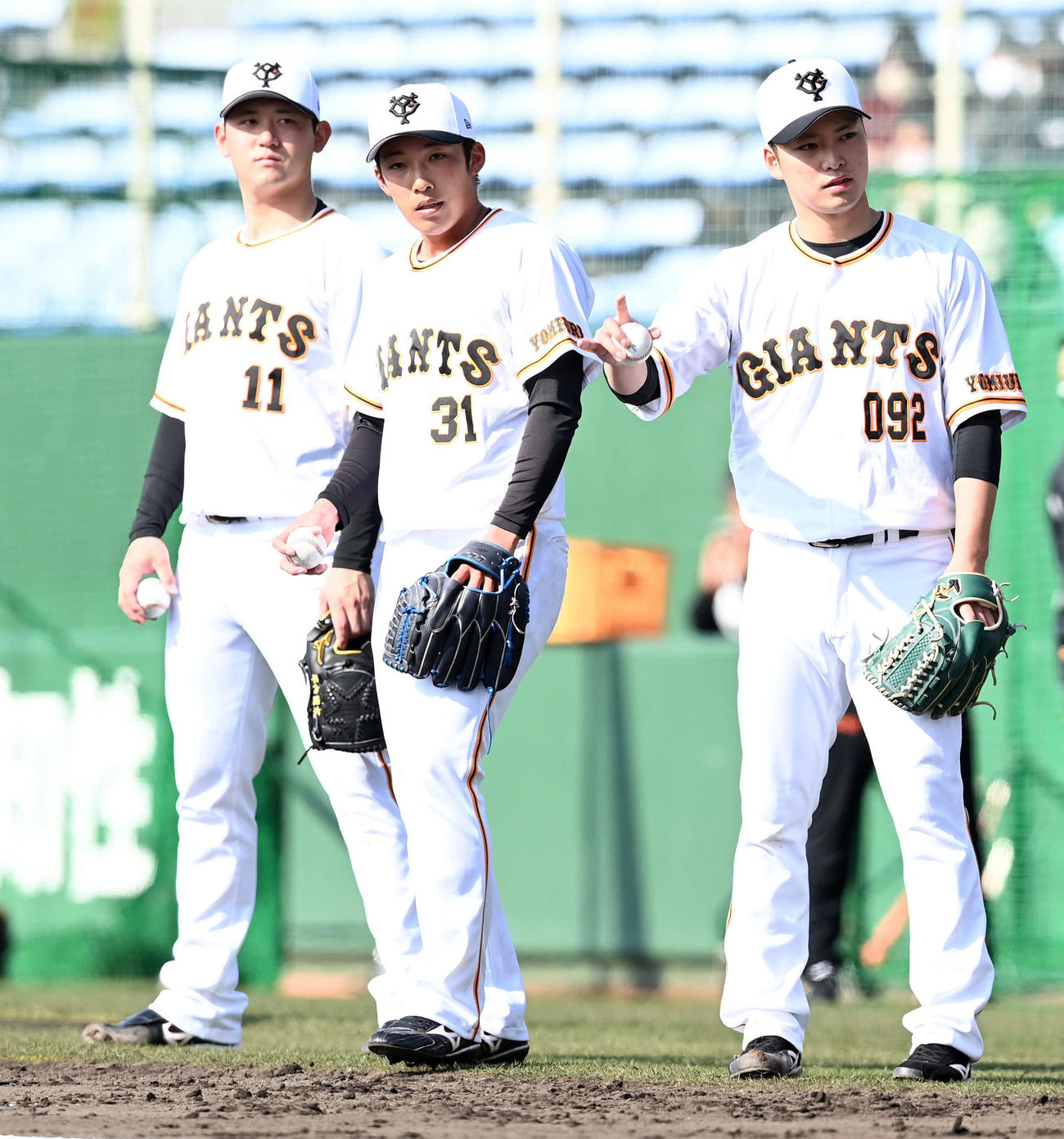 1軍に合流した巨人赤星（中央）（撮影・たえ見朱実）