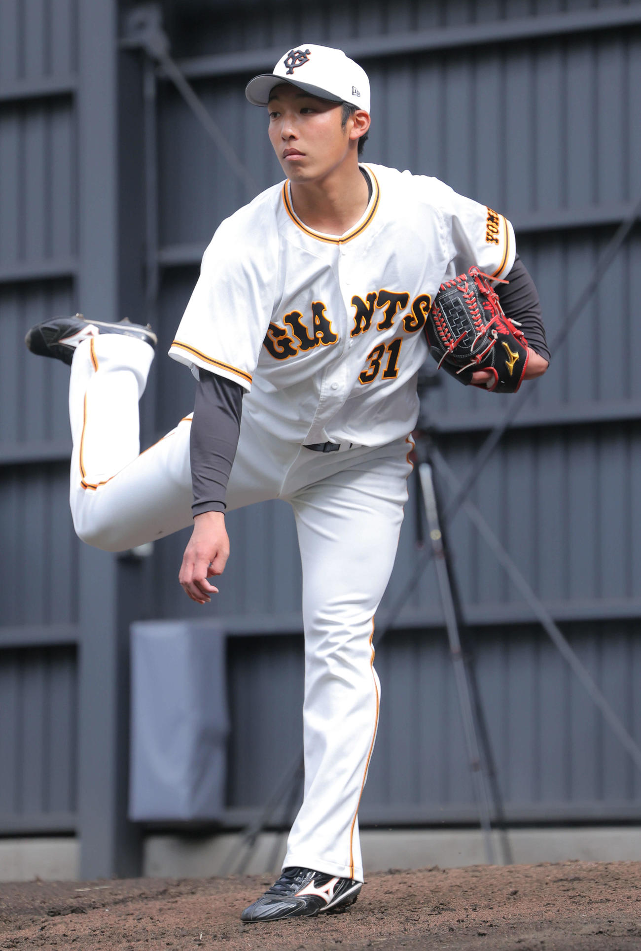 ブルペン投球する巨人赤星（撮影・河田真司）