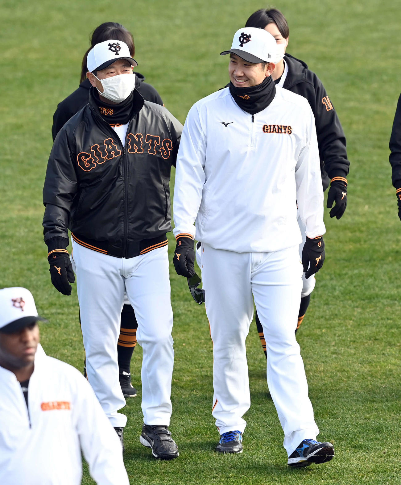 桑田投手チーフコーチ（左）と談笑する巨人菅野（撮影・たえ見朱実）
