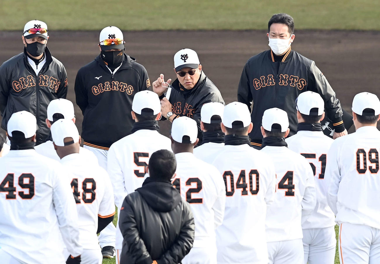 第3クール初日、選手を集め身振り手振りを交え話をする巨人原監督（撮影・たえ見朱実）