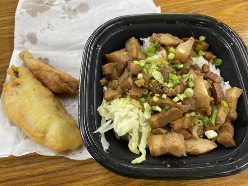 ルーローハン、さかなの天ぷら、鶏皮ギョウザ