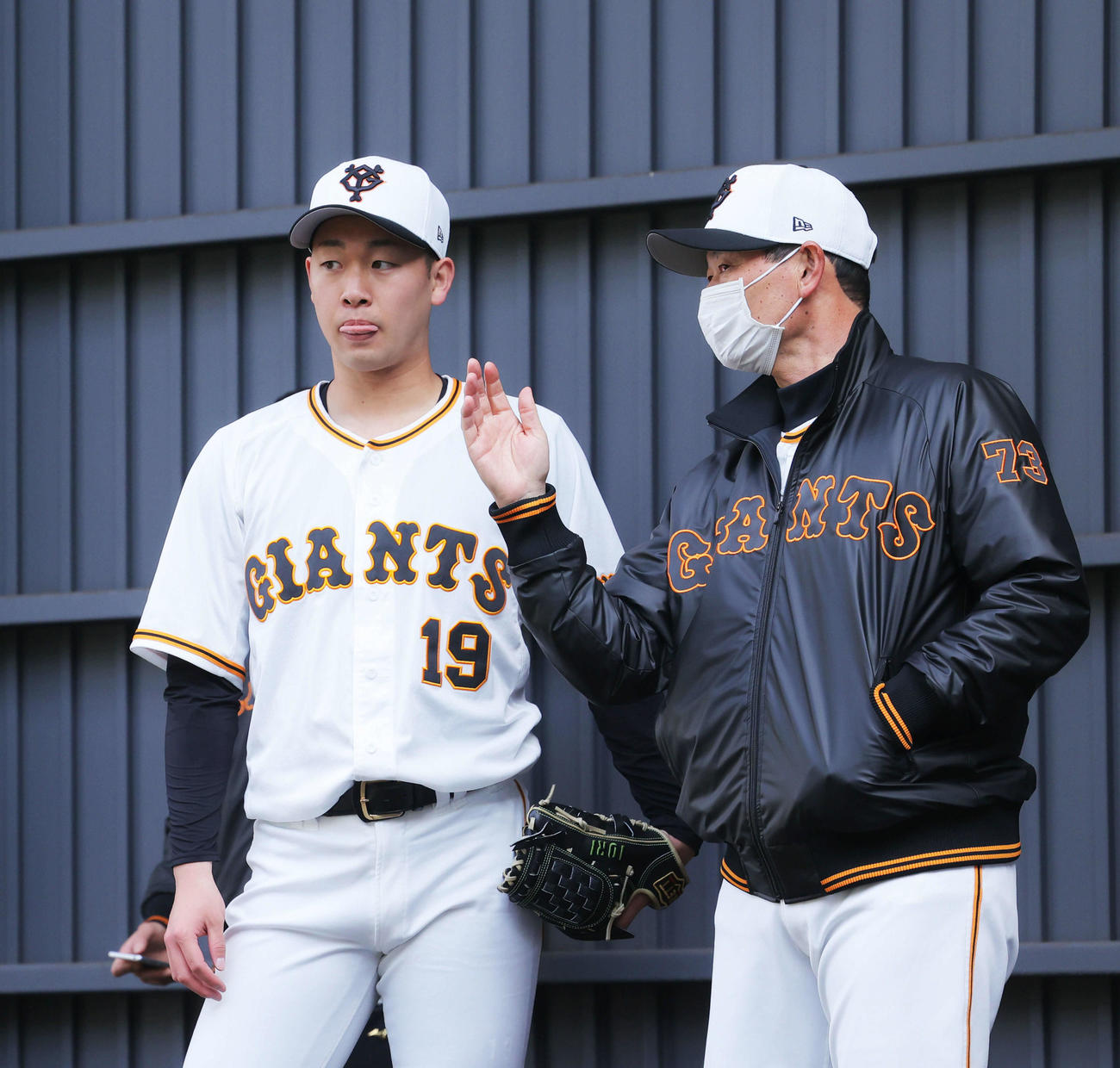 ブルペンで桑田投手チーフコーチ（右）と言葉を交わす巨人山崎伊（撮影・河田真司）