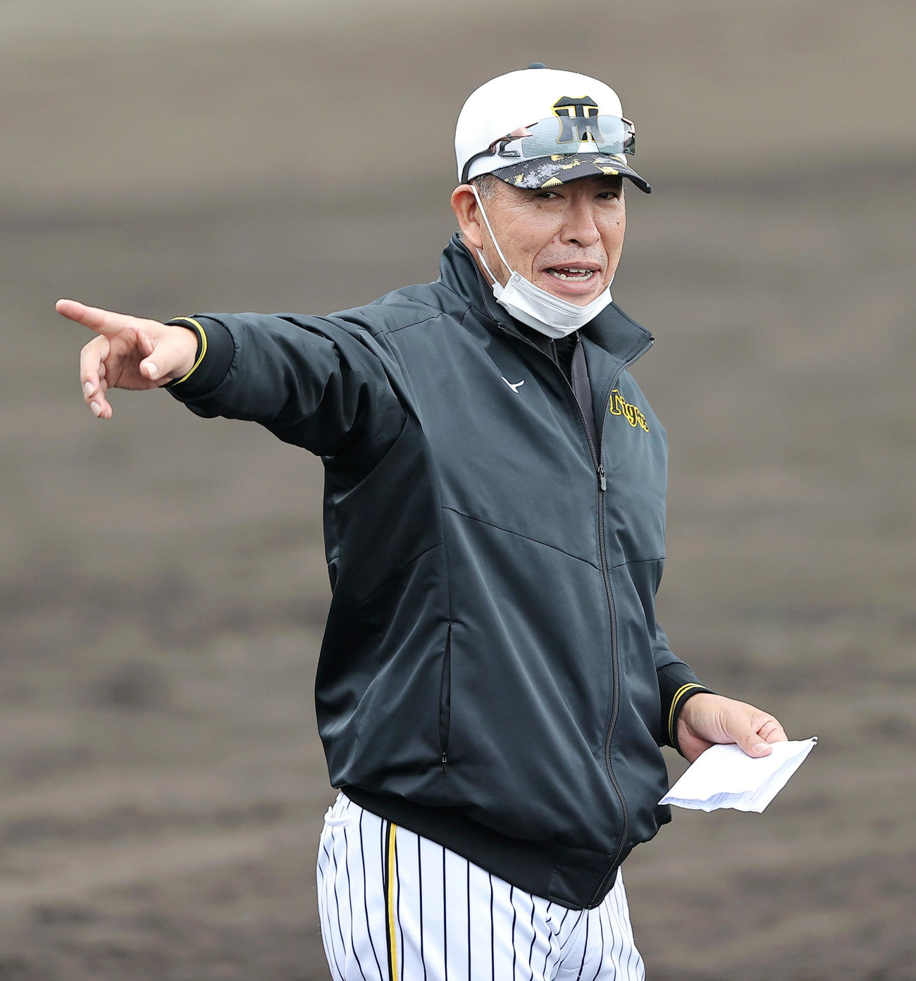 7日、選手らに指示を出す井上ヘッドコーチ（撮影・上山淳一）
