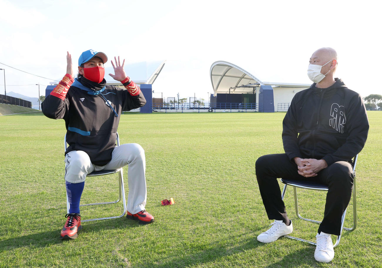 日本ハム春季キャンプで対談する新庄監督（左）と森本氏（撮影・黒川智章）