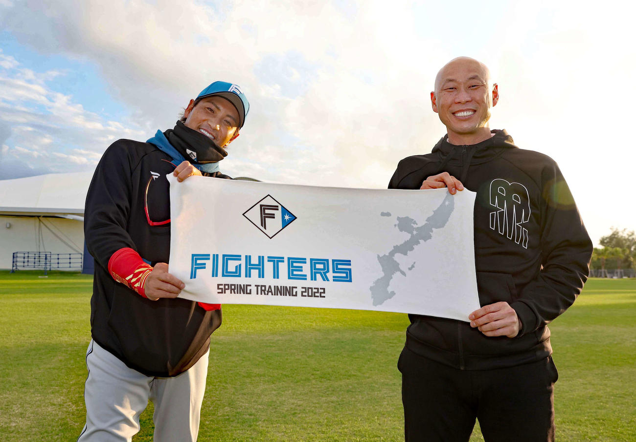 日本ハム春季キャンプで対談し笑顔を見せる新庄監督（左）と森本氏（撮影・黒川智章）