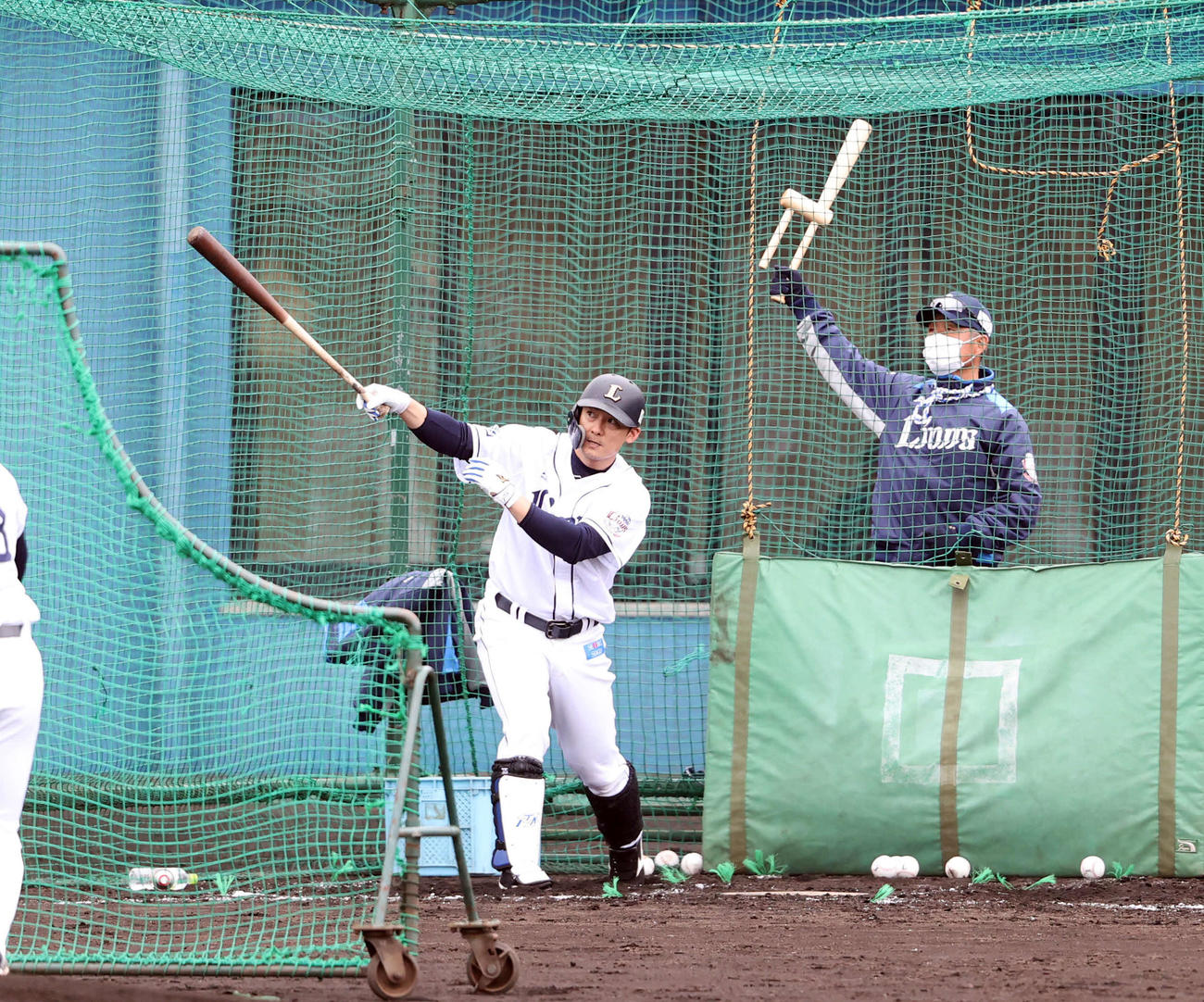 特打した栗山は柵越えで打球方向を見つめる。後方で見つめた辻監督もシークエンスバットを思わず振り上げる（撮影・浅見桂子）
