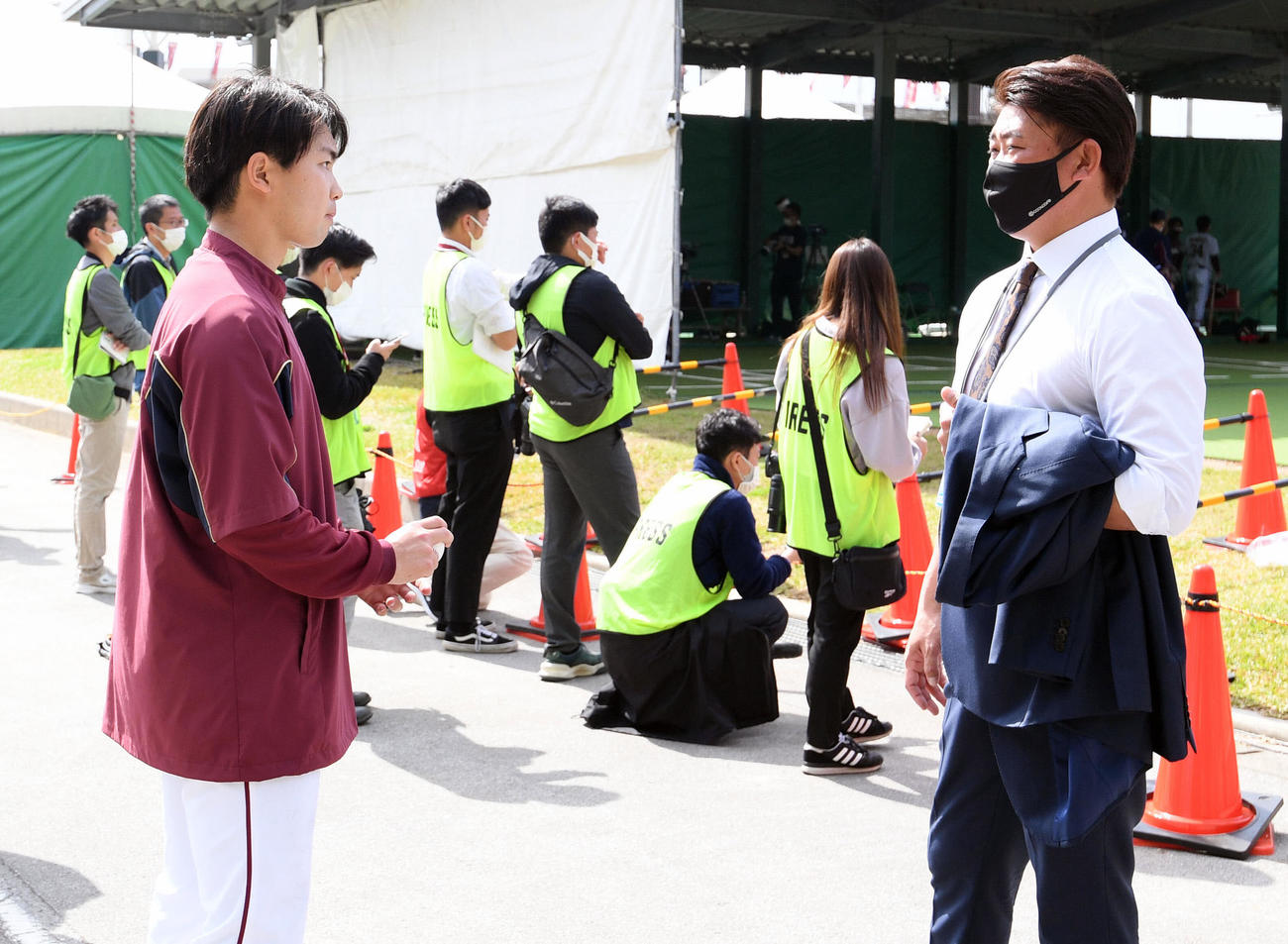 キャンプを訪れた松坂氏（右）は楽天高田萌と話す（撮影・滝沢徹郎）