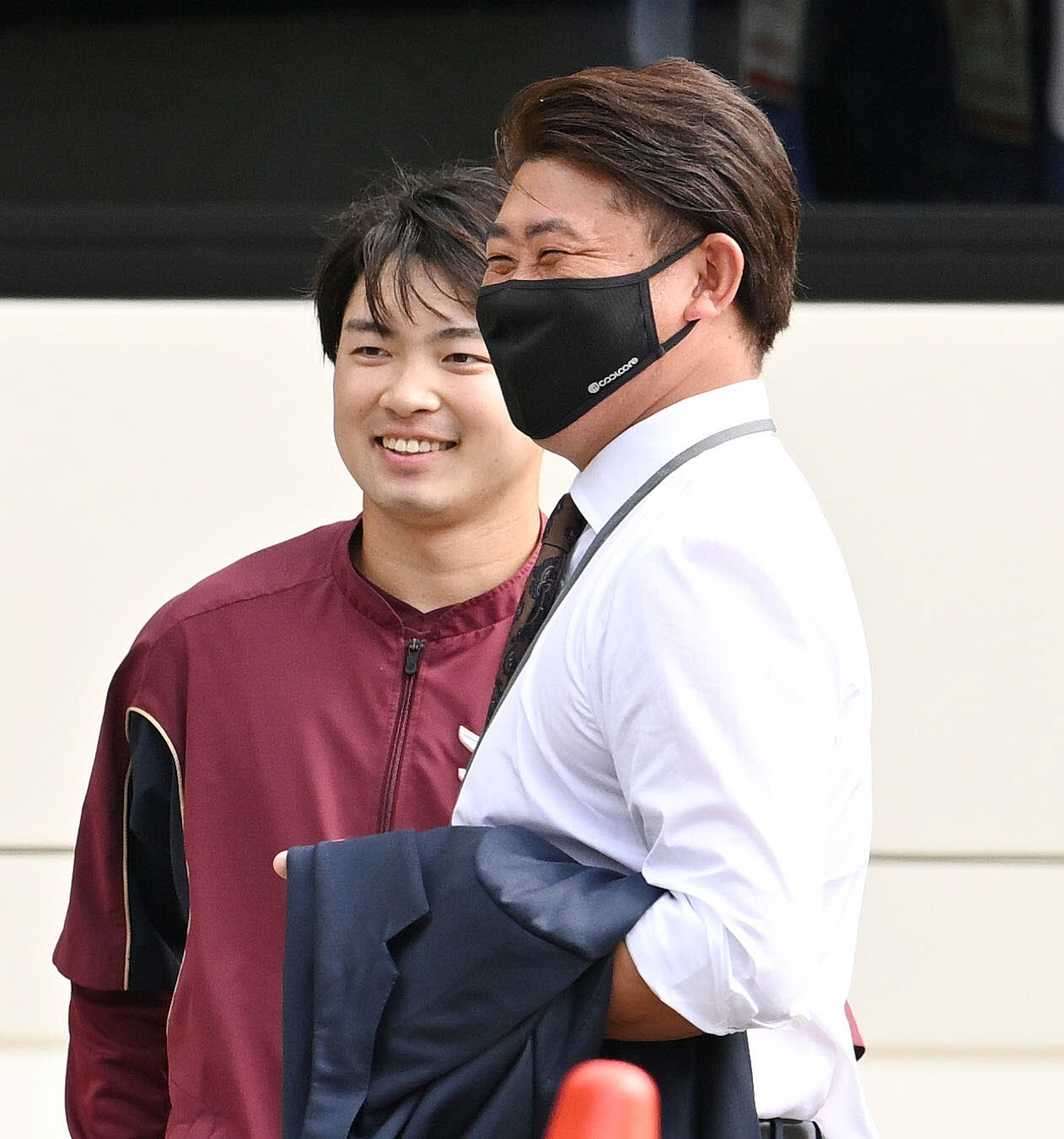 キャンプを訪れた松坂氏（手前）は楽天高田萌からあいさつを受け笑顔を見せる（撮影・滝沢徹郎）