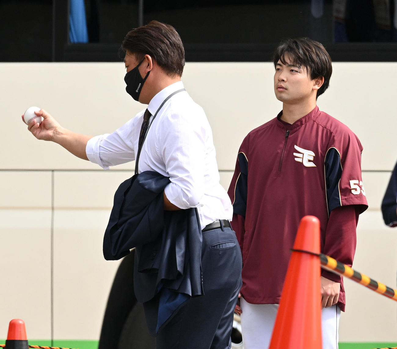 キャンプを訪れた松坂氏（左）から握りを教えてもらう楽天高田萌（撮影・滝沢徹郎）
