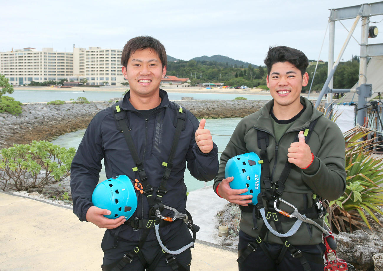 宿泊先ホテルのアクティビティを体験し、笑顔を見せる桐敷（左）と鈴木（撮影・上山淳一）