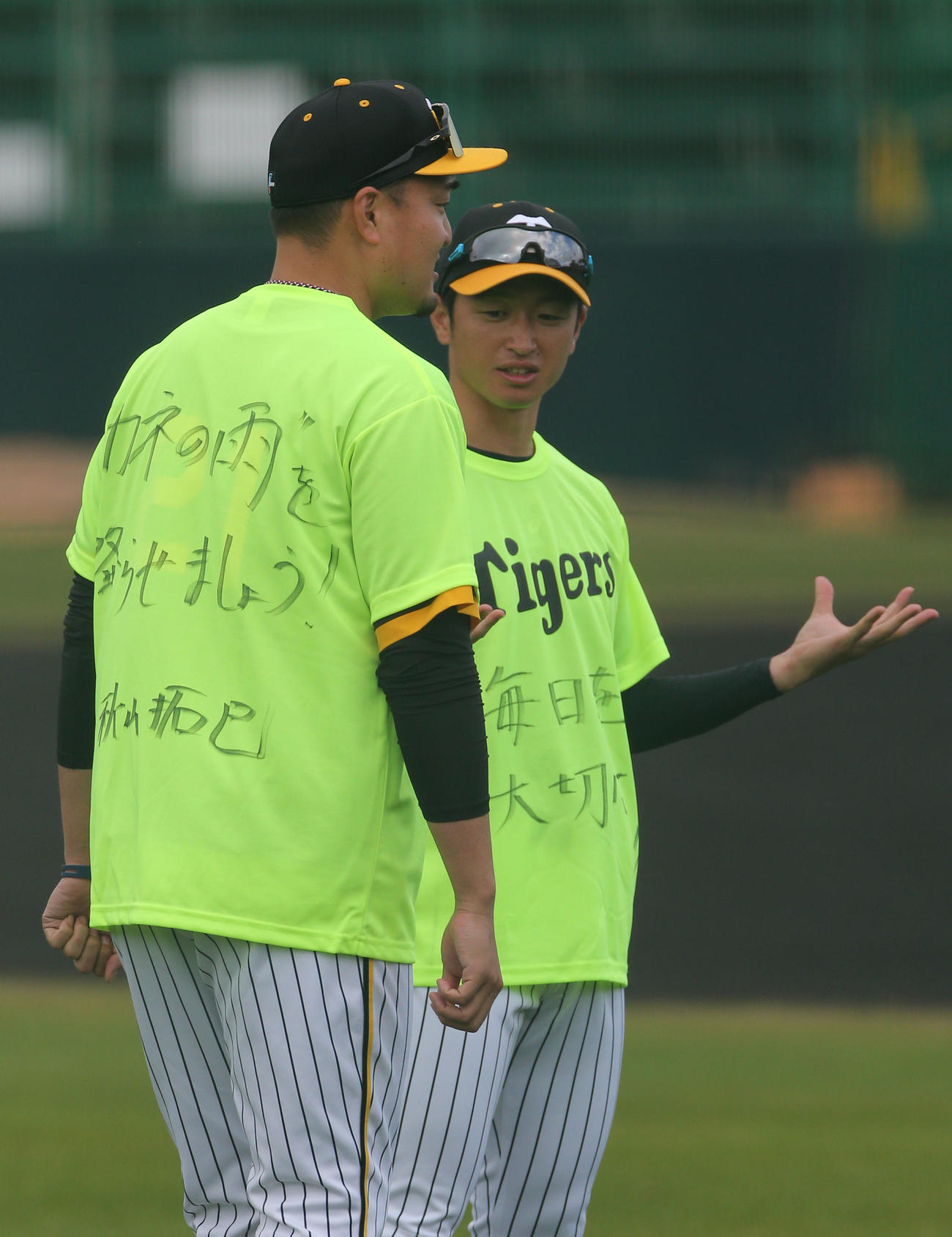 1日キャプテンの秋山（左）と近本（撮影・上山淳一）