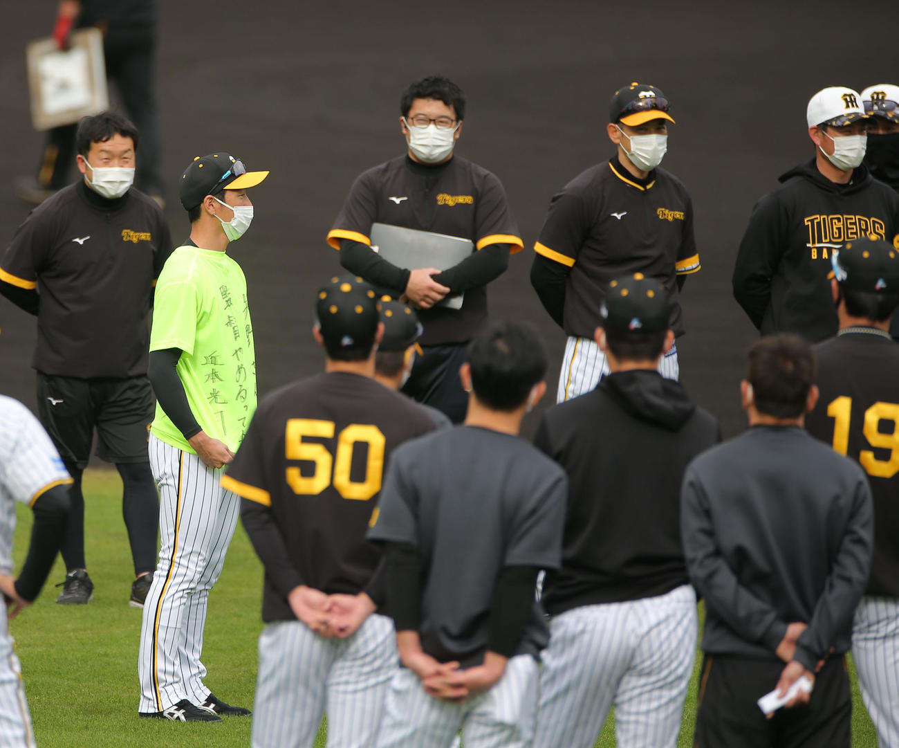 1日キャプテンの近本（左から2人目）。右から3人目は矢野監督（撮影・上山淳一）