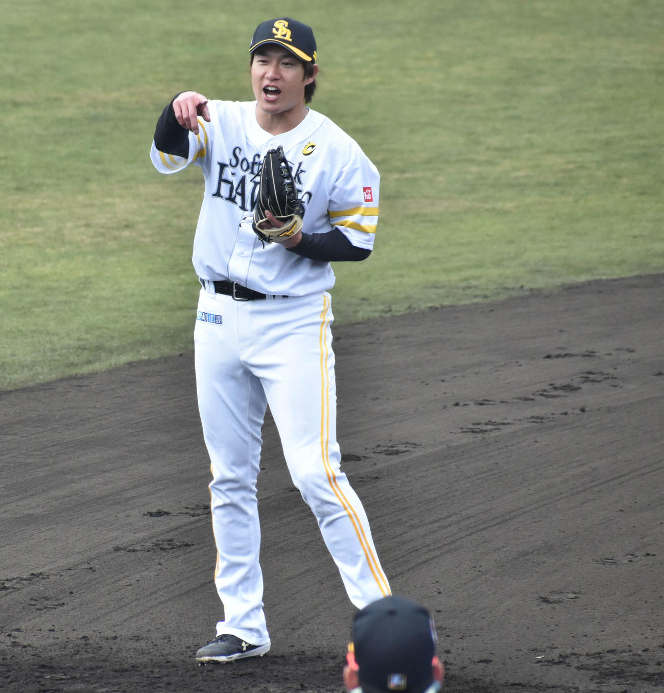 新調されたキャプテンマークを左胸に練習するソフトバンク柳田（撮影・只松憲）