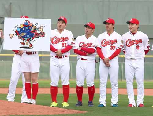 19年のキャッチフレーズを見つめる、右から丸、野間、田中、鈴木