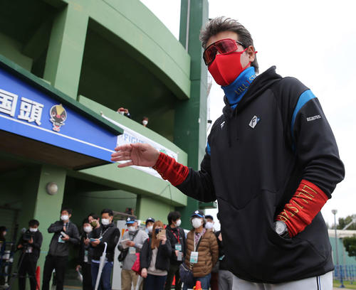 国頭に到着した日本ハム新庄監督（撮影・河野匠）