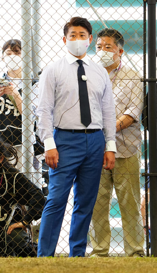 ブルペンで投球練習をする佐々木朗を見守る野球評論家の松坂大輔