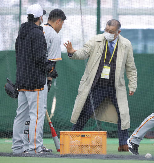 巨人岡本和（左から2人目）と言葉を交わす掛布氏（撮影・河田真司）