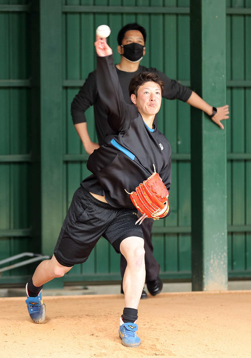 藤川氏（後方）の指導を受けて投げ込む日本ハム吉田（撮影・河野匠）