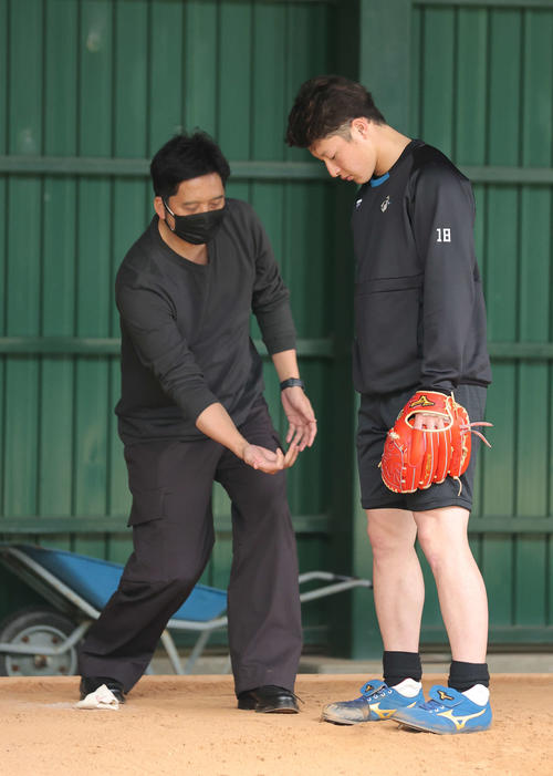 藤川氏（左）の指導を受ける日本ハム吉田（撮影・河野匠）
