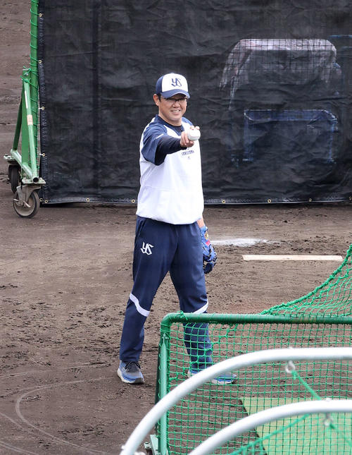 「青木勝負だ！」と気合を入れ打撃投手を務めるヤクルト古田臨時コーチ（撮影・鈴木正人）
