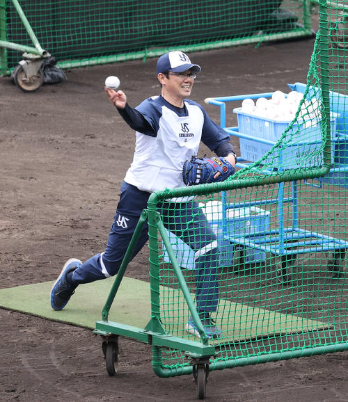 打撃投手を務めるヤクルト古田臨時コーチ（撮影・鈴木正人）
