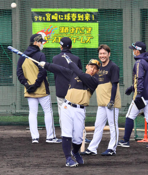フリー打撃後、ロングティーを行うオリックス吉田正（撮影・和賀正仁）
