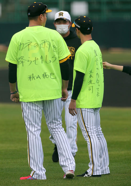 1日キャプテンの秋山（左）と近本（撮影・上山淳一）