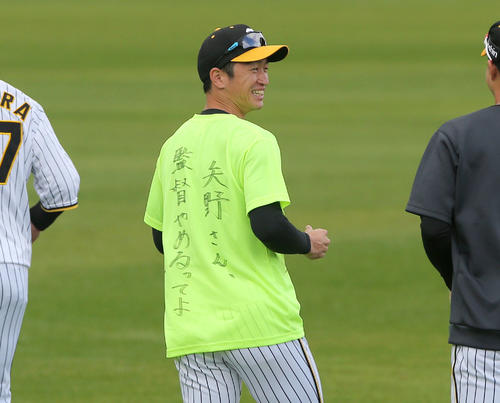 笑顔でアップする1日キャプテンの近本（撮影・上山淳一）