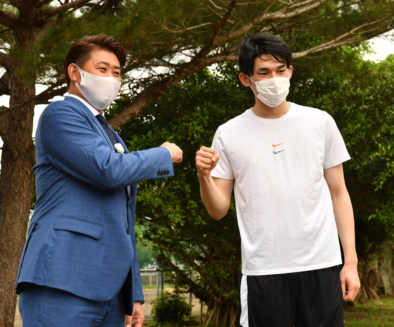 視察した野球評論家の松坂大輔氏（左）は佐々木朗とグータッチする（撮影・柴田隆二）