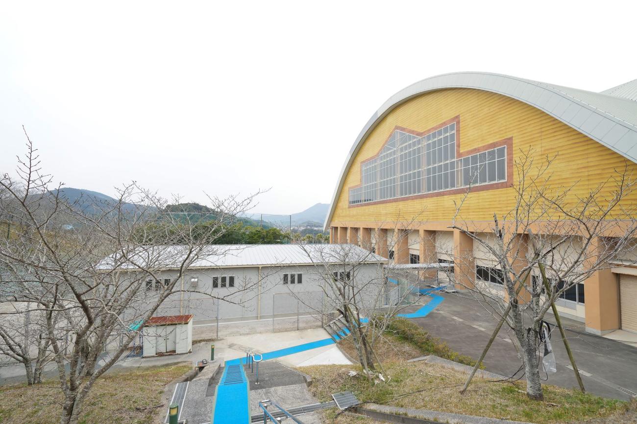 室内練習場の横に新設されたウエート場（左）（球団提供）