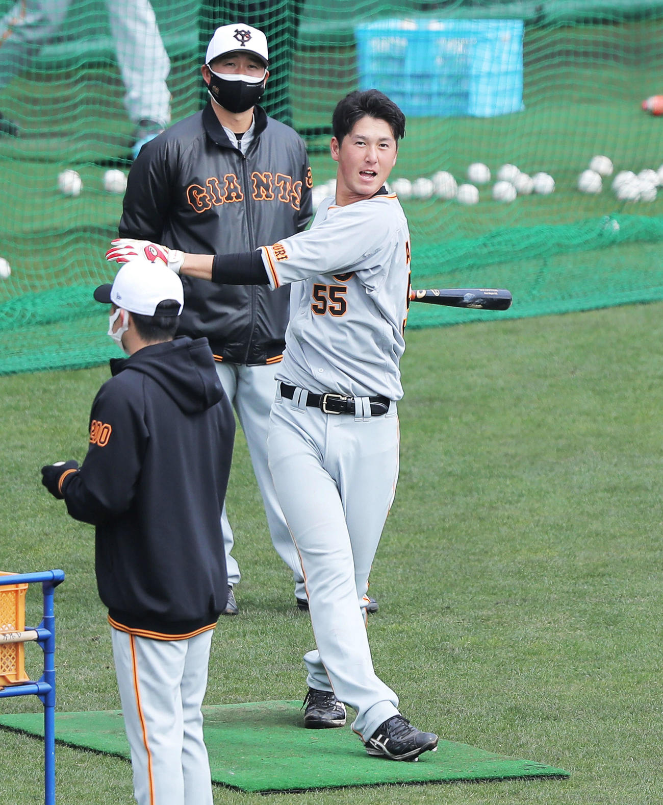 ロングティーする巨人秋広（撮影・河田真司）