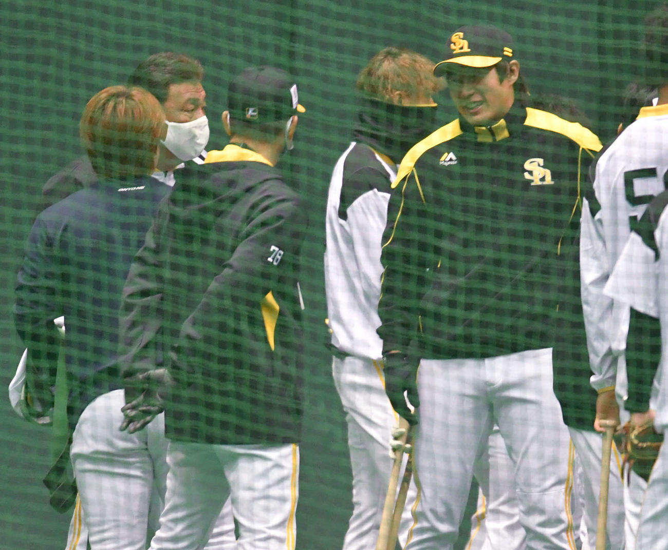 宮崎キャンプに合流し、藤本監督（左から2人目）と談笑する柳田（撮影・岩下翔太）