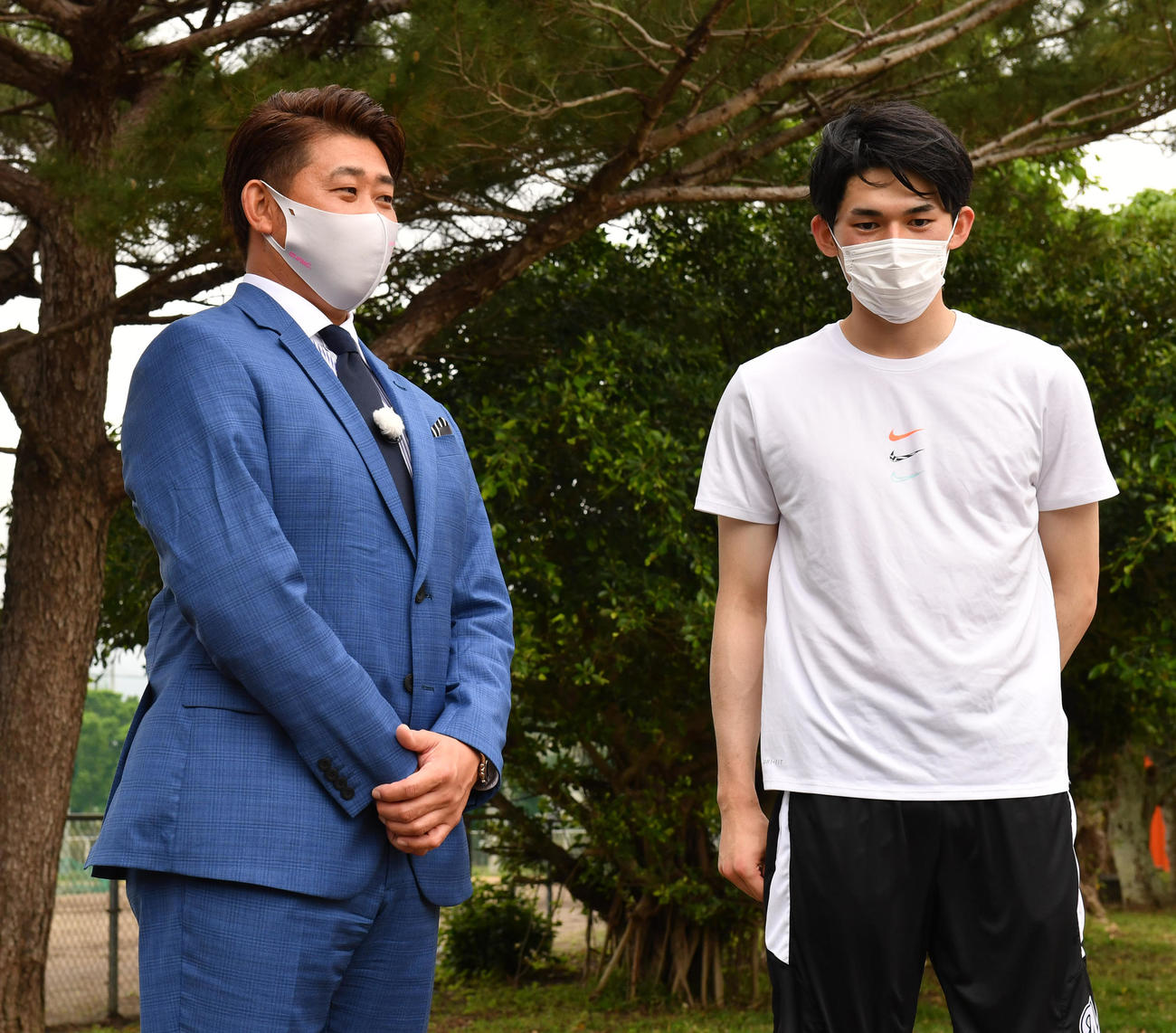 視察した野球評論家の松坂大輔氏（左）は佐々木朗と話す（撮影・柴田隆二）