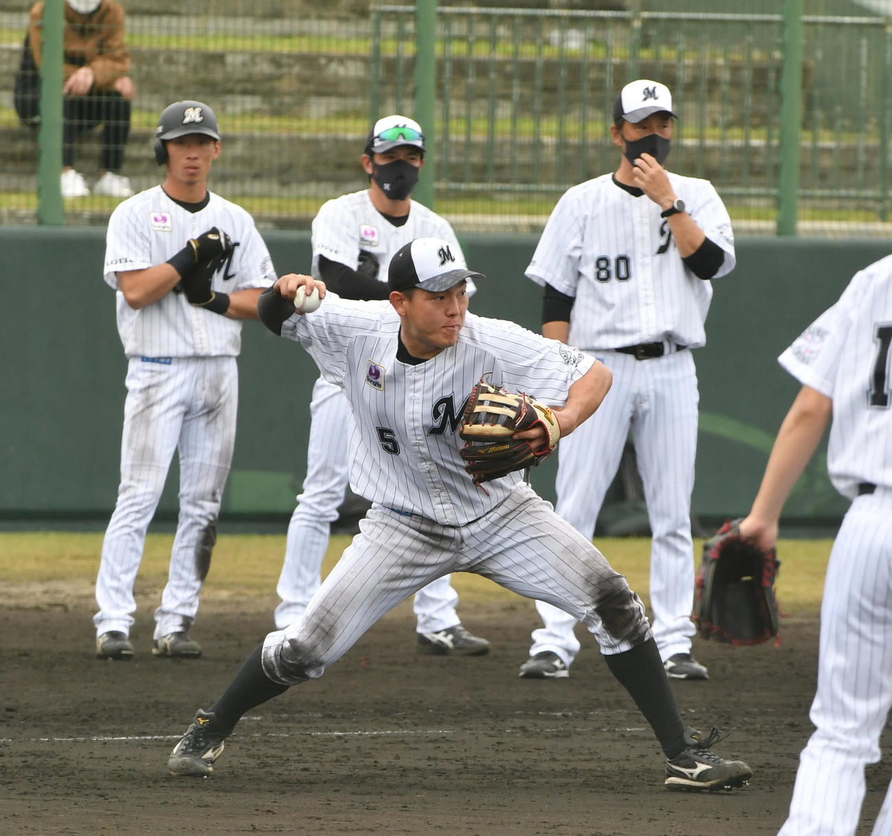 A組に合流した安田（手前）は作戦打撃に参加し二塁に送球する（撮影・柴田隆二）