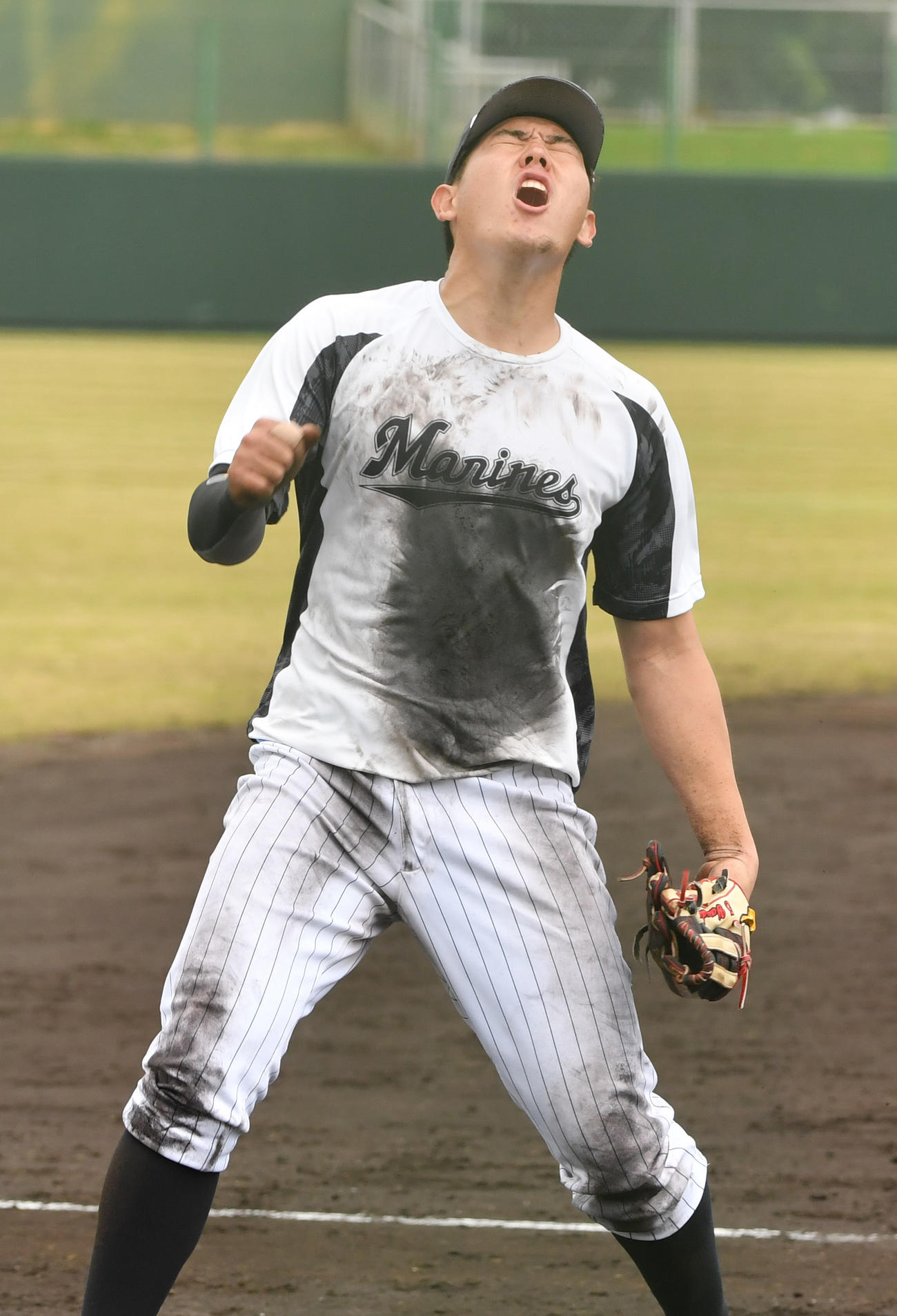 A組に合流した安田はノックで捕れず悔しがる（撮影・柴田隆二）