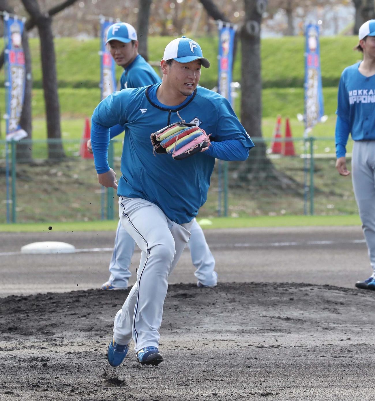 守備練習する日本ハム池田（撮影・黒川智章）