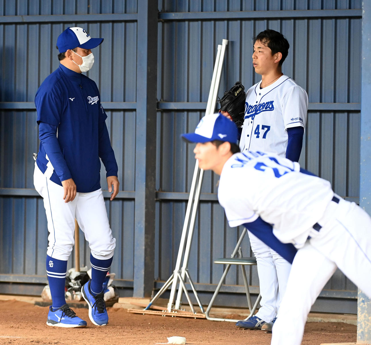 中日落合コーチ（左）のアドバイスを聞く笠原。手前は岡田（撮影・前岡正明）