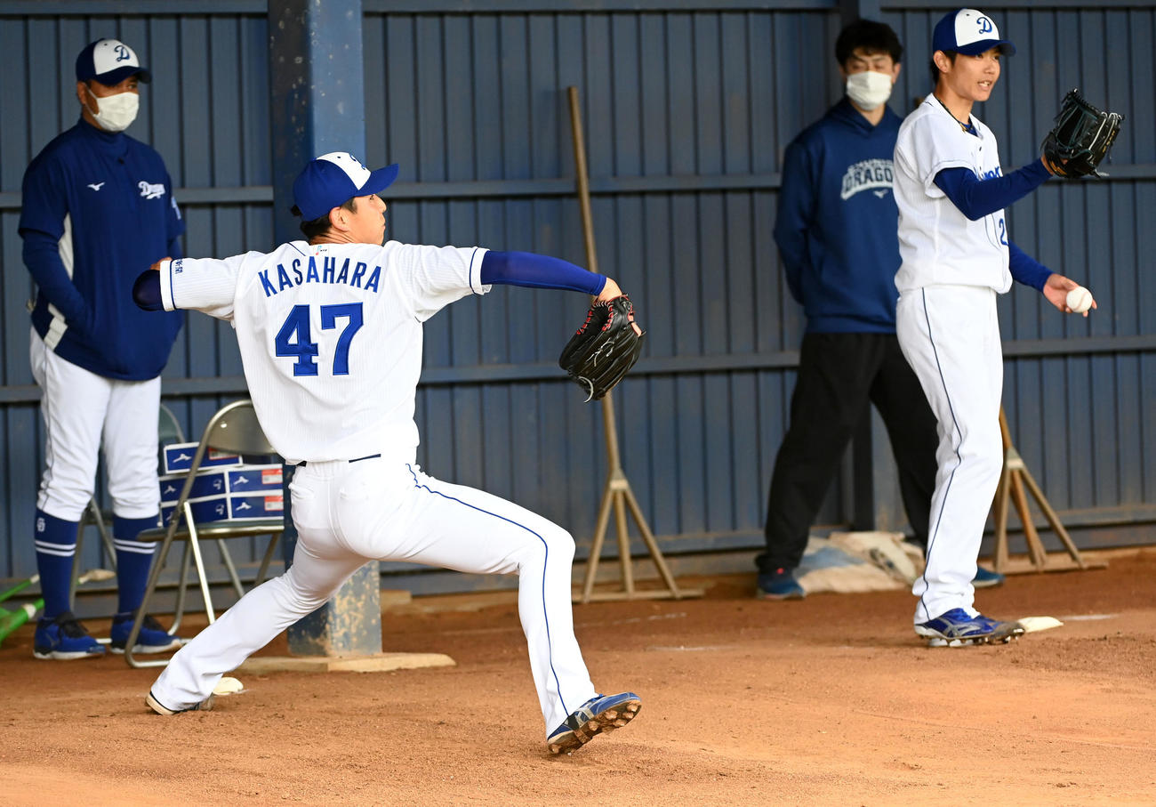 ブルペンで投球練習を行う中日笠原（左）と岡田。左後方は落合コーチ（撮影・前岡正明）