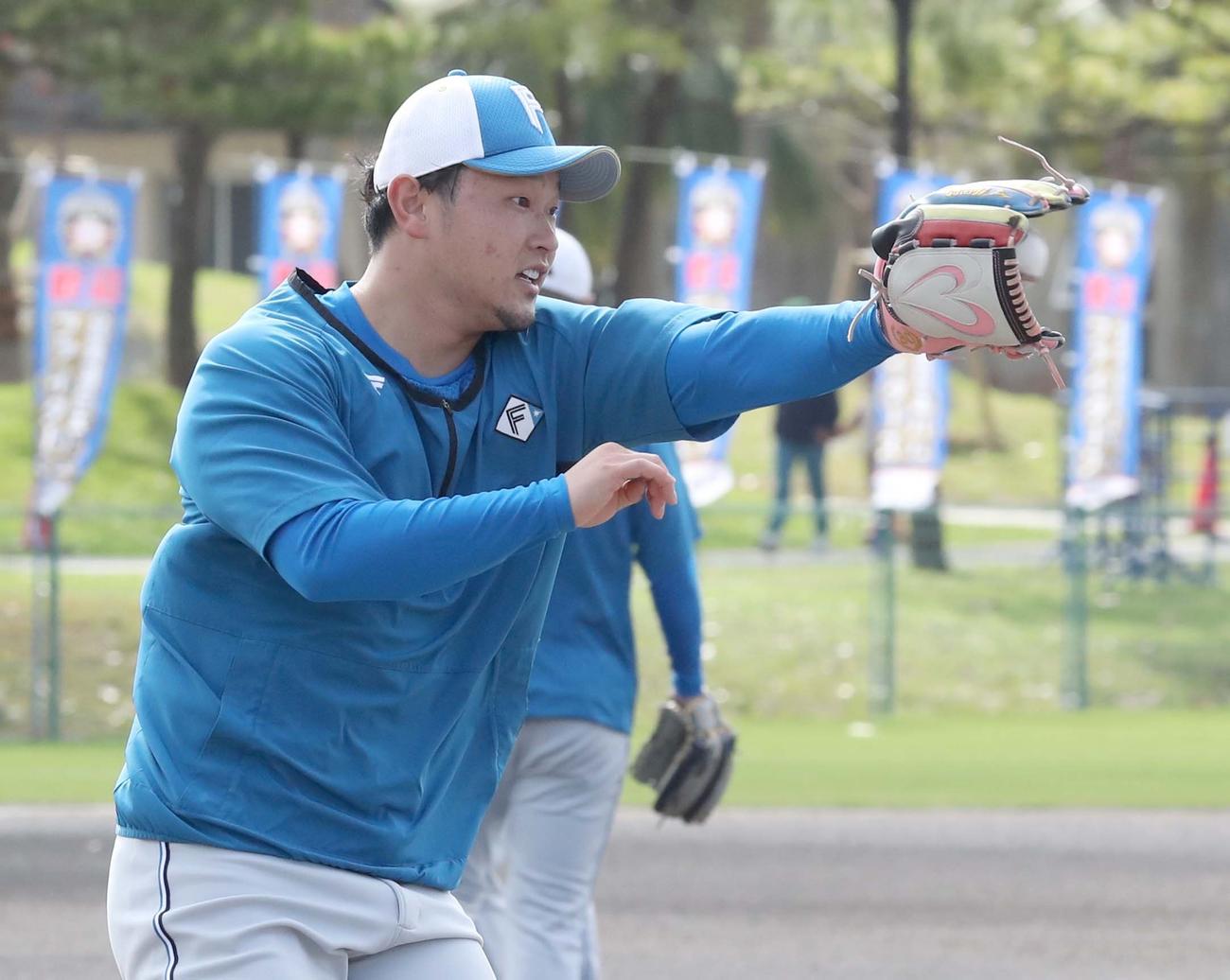 守備練習する日本ハム池田（撮影・黒川智章）