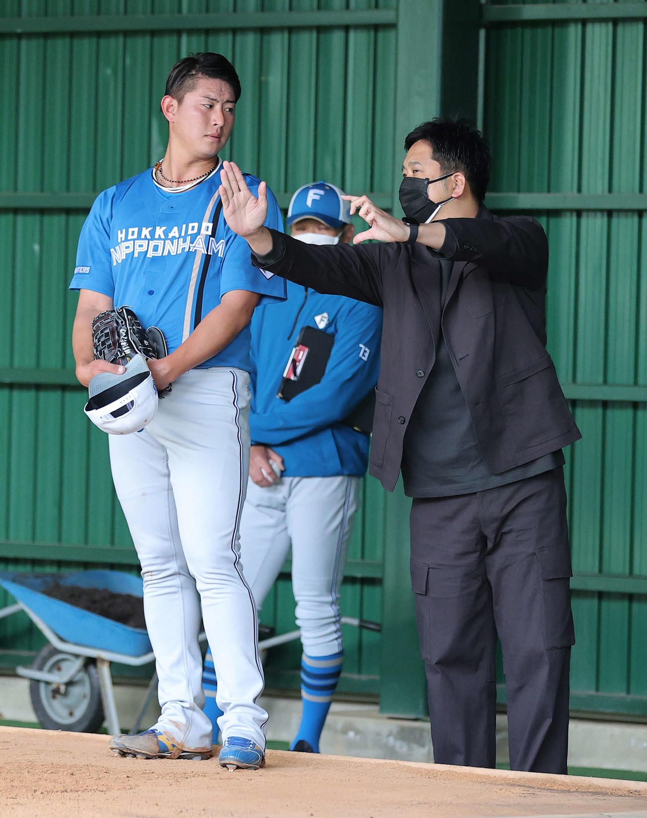 視察に訪れた藤川氏（右）からアドバイスを受ける日本ハム姫野（撮影・河野匠）